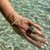 Handgefertigtes, größenverstellbares Armband aus 925er Sterlingsilber mit organisch geformten Süßwasserperlen und Silberperlen. Der praktische Verschluss mit Silberperle ermöglicht eine individuelle Anpassung, auch für breitere Handgelenke. Ein einzigartiges Schmuckstück, das natürliche Schönheit und elegantes Design vereint.