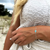 Feines Silberarmband mit türkisem Stein – 925er Sterlingsilber, maritimes Design, eleganter Schmuck für Damen. Tragebild Rügen Ostsee