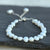 Handgefertigtes, größenverstellbares Armband aus 925er Sterlingsilber mit organisch geformten Süßwasserperlen und Silberperlen. Der praktische Verschluss mit Silberperle ermöglicht eine individuelle Anpassung, auch für breitere Handgelenke. Ein einzigartiges Schmuckstück, das natürliche Schönheit und elegantes Design vereint.